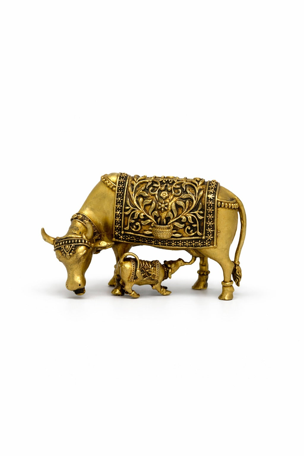 PeetalKraft Brass Cow and Calf Kamadhenu Idol for Prosperity and Motherly Love, Size 5x4x6 cm, Weight 152 Grams