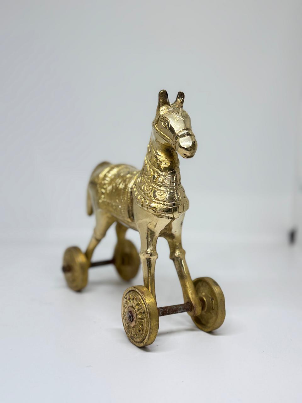 Classic brass horse showpiece, handmade with wheel