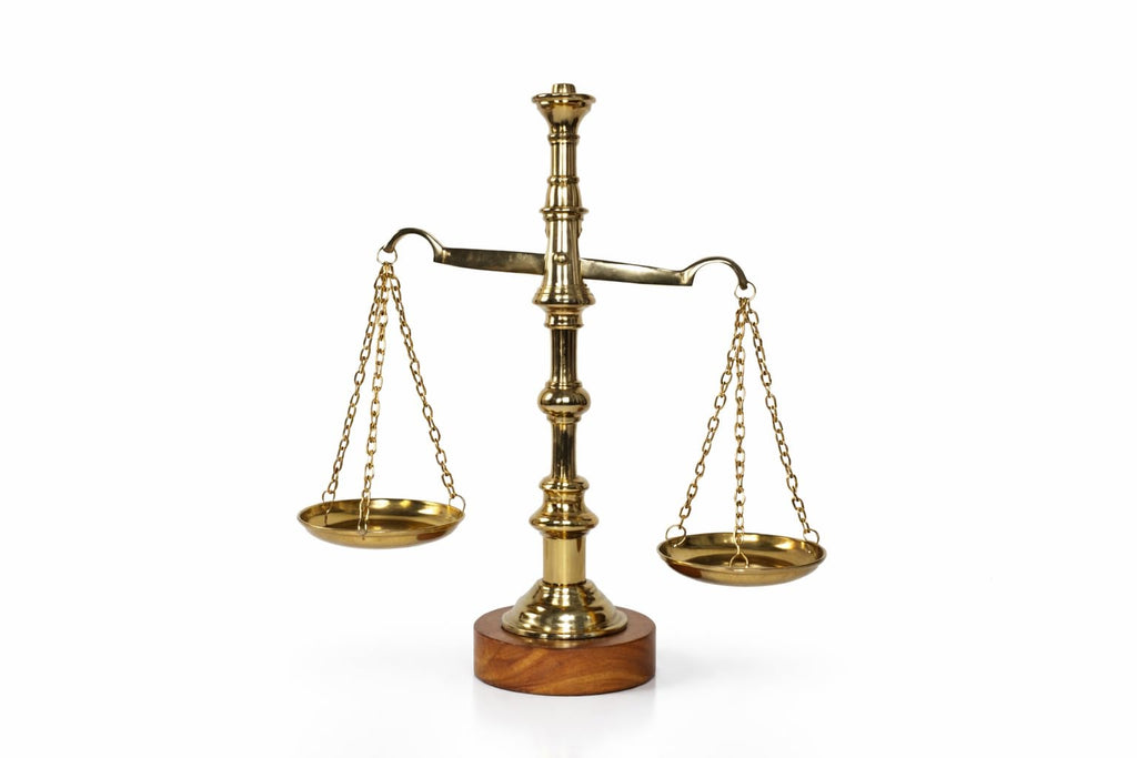 PeetalKraft Brass Balance Scale with Wooden Base, Polished Gold Finish, 29 cm, 600g, Decorative Justice Symbol for Office Desk